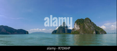 Mer, ciel tropical & montagnes en été en Thaïlande, vue panoramique sur la baie de Phang Nga pour parc national d'été, vacances, maison de vacances concept Banque D'Images