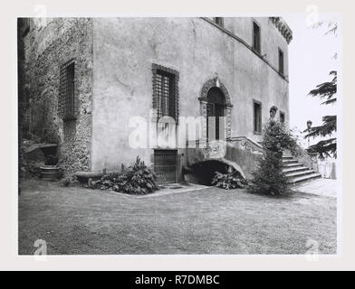 Viterbo Latium Bolsena Palazzo del Drago, c'est mon l'Italie, l'Italie Pays de l'histoire visuelle, les fresques médiévales, tapisseries, peintures sur toile. Une large couverture de l'extérieur, y compris les vues de Portal et portal détails, terrasse, collection des antiquités et affichée sur une terrasse. Une couverture détaillée du palais intérieur, y compris sur des fresques, des statues, des peintures, et les détails architecturaux. Antiquités cippi, inscriptions, portraits Trajan, fragments architecturaux Banque D'Images