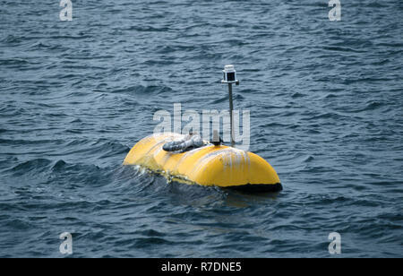 Bouée DE NAVIGATION MARITIME AVEC LA LUMIÈRE POUR AIDER LES NAVIRES À NAVIGUER EN TOUTE SÉCURITÉ À TRAVERS UN PLAN D'EAU, Nouvelle Galles du Sud, Australie Banque D'Images