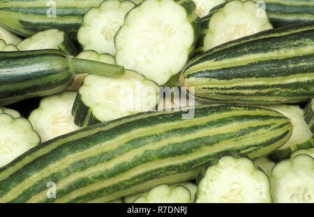 Le concombre (Cucumis melo arménienne FLEXUOSUS) et les tranches de concombre PLEIN Banque D'Images