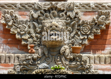 Tête de porc de la pierre sur la balle ou Kul Kul-tambour au pavillon balinais Hindu Temple Pura Dalem Suka Luwih, Batuan, Kabupaten Gianyar, Bali, Indonésie Banque D'Images
