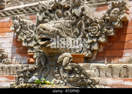 Tête de porc de la pierre sur la balle ou Kul Kul-tambour au pavillon balinais Hindu Temple Pura Dalem Suka Luwih, Batuan, Kabupaten Gianyar, Bali, Indonésie Banque D'Images