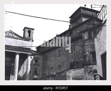 Viterbo Lazio Palazzo Baronale Carbognano, c'est mon l'Italie, l'Italie Pays de l'histoire visuelle, de l'architecture médiévale. Construit au xvie siècle par les Farnèse, le palais de la famille a ensuite été transmis à la famille le palais Sciarra a servi de retraite favorite de Giulia Farnèse. La structure a une façade fortifiée, avec des tours et des créneaux. Banque D'Images