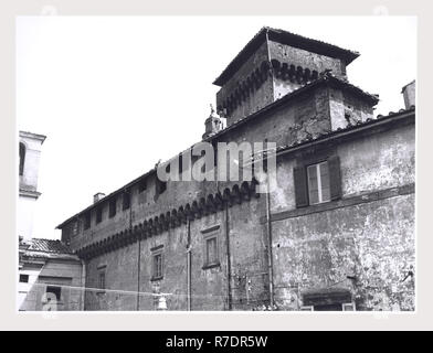 Viterbo Lazio Palazzo Baronale Carbognano, c'est mon l'Italie, l'Italie Pays de l'histoire visuelle, de l'architecture médiévale. Construit au xvie siècle par les Farnèse, le palais de la famille a ensuite été transmis à la famille le palais Sciarra a servi de retraite favorite de Giulia Farnèse. La structure a une façade fortifiée, avec des tours et des créneaux. Banque D'Images