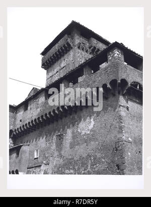 Viterbo Lazio Palazzo Baronale Carbognano, c'est mon l'Italie, l'Italie Pays de l'histoire visuelle, de l'architecture médiévale. Construit au xvie siècle par les Farnèse, le palais de la famille a ensuite été transmis à la famille le palais Sciarra a servi de retraite favorite de Giulia Farnèse. La structure a une façade fortifiée, avec des tours et des créneaux. Banque D'Images