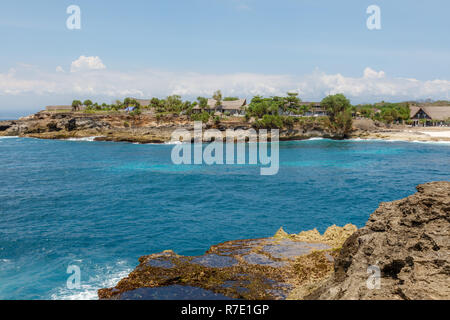 Vue depuis la baie de sable de plage au coucher du soleil au point de l'île de Nusa Lembongan, l'Indonésie Banque D'Images