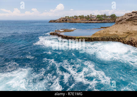 Larmes de diables, souffler des trous à Sunset Point, Nusa Lembongan, Indonésie Banque D'Images