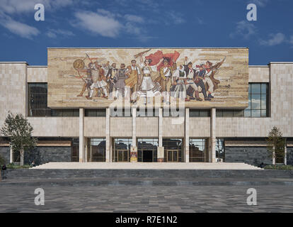 La mosaïque albanais sur un bâtiment de la place principale de la ville de Tirana Banque D'Images