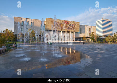 La mosaïque albanais sur un bâtiment de la place principale de la ville de Tirana Banque D'Images