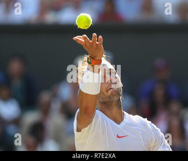 Joueur espagnol Rafael Nadal en action à Wimbledon, Londres, Angleterre, Royaume-Uni. Banque D'Images