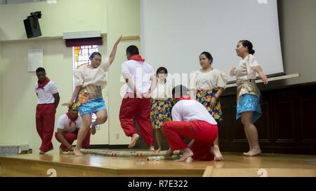 SASEBO, Japon (17 mai 2017) Les membres de l'Association Filipino-American exécuter une danse tinikling, commandant de bord de la flotte américaine de Sasebo activités le 17 mai 2017. La danse faisait partie d'un asiatique et des îles du Pacifique Présentation du Mois du patrimoine. Banque D'Images