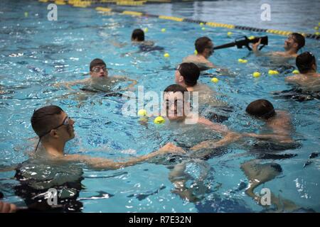 ANNAPOLIS, Maryland (16 mai 2017) U.S. Naval Academy plèbe effectuer le fusil faire nager pendant le cours de l'année 2020 les essais en mer. Les essais en mer est un événement pour l'étudiant de capstone aspirants, conçu d'après le creuset du Marine Corps et les Stations de combat de la Marine. Banque D'Images