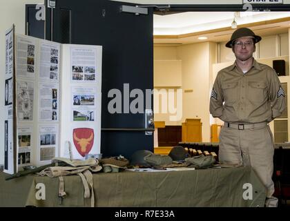 SASEBO, Japon (17 mai 2017) Spécialiste de la communication de masse 1re classe David Krigbaum se distingue avec son écran et collection d'artefacts et des répliques des Scouts des Philippines dans le cadre d'un asiatique et des îles du Pacifique à bord du Mois du patrimoine présentation donnée, commandant de la flotte américaine de Sasebo activités le 17 mai 2017. L'affichage a mis en relief l'histoire de la Philippine Scouts et leur rôle dans la Batle de Bataan. Banque D'Images