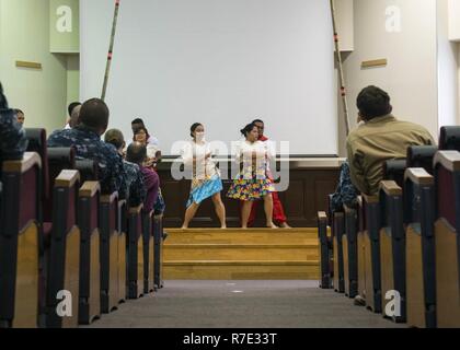 SASEBO, Japon (17 mai 2017) Les membres de l'Association Filipino-American exécuter une danse tinikling flotte à Sasebo, au Japon des activités. La danse faisait partie d'un asiatique et des îles du Pacifique Présentation du Mois du patrimoine. Banque D'Images