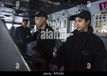 Océan Atlantique (16 mai 2017) Seaman Jahaira Aponte, de Philadelphie, droite, et maître de Manœuvre 3 Classe Hector Gonzalez, de Houston, gauche, servir comme timonier et lee timonier de garder le porte-avions USS Dwight D. Eisenhower (CV 69) (Ike) sur le cours pendant un cours. Ike est actuellement en cours d'exercices d'ingénierie dans le cadre de la phase de maintien en puissance de la flotte (Plan d'intervention optimisés OFRP). Banque D'Images