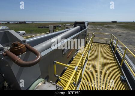 DAHLGREN, en Virginie (avr. 11, 2017) Le Bureau de la recherche navale (ONR)-parrainé Railgun électromagnétique (EMRG) à la borne située à la Naval Surface Warfare Center Dahlgren Division (NSWCDD). L'EMRG launcher est une arme à longue portée qui tire un projectile à l'aide d'électricité au lieu de propulseurs chimiques. Banque D'Images