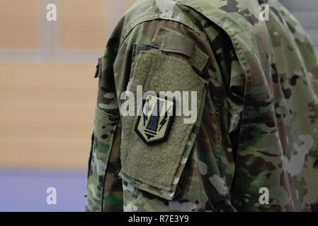 Un soldat américain affecté à la 41e Brigade d'artillerie de l'unité participe à une cérémonie d'activation à Grafenwoehr, Allemagne, le 30 novembre 2018. La 41e Bde d'artillerie. "Railgunners" est la nouvelle unité de l'activation à Grafenwoehr (Allemagne), sous l'autorité de l'état de préparation de la formation de 7e armée le commandement de l'instruction et fournira des feux de précision à longue portée de l'armée américaine pour l'Europe. Banque D'Images