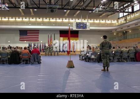 Des soldats américains affectés à la 41e Brigade d'artillerie de participer au siège de l'artillerie de la cérémonie d'activation à Grafenwoehr, Allemagne, le 30 novembre 2018. La 41e Bde d'artillerie. "Railgunners" est la nouvelle unité de l'activation à Grafenwoehr (Allemagne), sous l'autorité de l'état de préparation de la formation de 7e armée le commandement de l'instruction et fournira des feux de précision à longue portée de l'armée américaine pour l'Europe. Banque D'Images