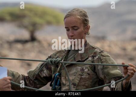 La CPS de l'armée américaine. Amanda bruns avec le 1er bataillon du 141e Régiment d'infanterie, Texas Army National Guard, déployés à l'appui de la Force opérationnelle interarmées combinée - Corne de l'Afrique, complète le nœuds partie de la montagne obstacle pendant le désert français Cours Commando à Arta (Djibouti), le 30 novembre 2018. Bien sûr les troupes exposées aux fondements de desert combat, la survie du désert, armes, mouvements de troupes, et des parcours en fonction des environnements de montagne et d'eau. Service des États-Unis ont participé à la course à obstacles aux côtés de marine français pour gagner un prix convoité désert français Comman Banque D'Images