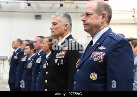 Des fonctionnaires de la Garde nationale du Nevada au garde à vous pendant l'hymne national à l'Air National Guard Nevada Cérémonie de remise des prix le 2 décembre 2018 à la base de la Garde nationale aérienne du Nevada à Reno, Nevada Brig. Le général William Burks (à droite) ont participé à la cérémonie pour la dernière fois en tant que l'adjudant général de la Garde nationale du Nevada. Banque D'Images