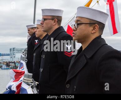 BOSTON (31 déc. 1, 2018) l'équipage de la Marine, de la classe Arleigh Burke destroyer lance-missiles USS, Thomas Hudner (DDG 116) amène le navire à la vie au cours de sa cérémonie de mise en service. DDG 116 est le 66ème destroyer de classe Arleigh Burke et le premier navire de guerre nommé pour le capitaine Thomas J. Hudner, Jr., qui a gagné la médaille d'honneur pour ses actions tout en essayant de sauver la vie de son ailier, Ensign Jesse L. Brown, pendant la bataille du réservoir de Chosin en de la guerre de Corée. La Marine américaine Banque D'Images