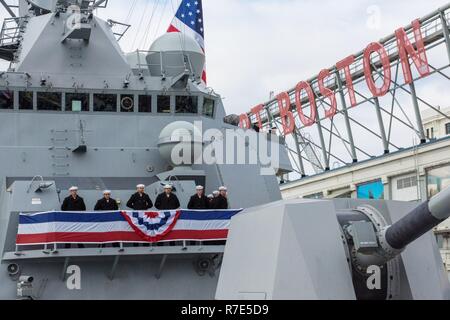 BOSTON (31 déc. 1, 2018) l'équipage de la Marine, de la classe Arleigh Burke destroyer lance-missiles USS, Thomas Hudner (DDG 116) amène le navire à la vie au cours de sa cérémonie de mise en service. DDG 116 est le 66ème destroyer de classe Arleigh Burke et le premier navire de guerre nommé pour le capitaine Thomas J. Hudner, Jr., qui a gagné la médaille d'honneur pour ses actions tout en essayant de sauver la vie de son ailier, Ensign Jesse L. Brown, pendant la bataille du réservoir de Chosin en de la guerre de Corée. La Marine américaine Banque D'Images