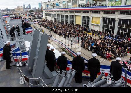 BOSTON (31 déc. 1, 2018) l'équipage de la Marine, de la classe Arleigh Burke destroyer lance-missiles USS, Thomas Hudner (DDG 116) amène le navire à la vie au cours de sa cérémonie de mise en service. DDG 116 est le 66ème destroyer de classe Arleigh Burke et le premier navire de guerre nommé pour le capitaine Thomas J. Hudner, Jr., qui a gagné la médaille d'honneur pour ses actions tout en essayant de sauver la vie de son ailier, Ensign Jesse L. Brown, pendant la bataille du réservoir de Chosin en de la guerre de Corée. La Marine américaine Banque D'Images