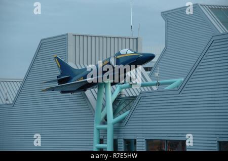 Vue d'un A-4 Skyhawk sur le toit de Nauticus, au centre-ville de Norfolk, Virginie. Le Skyhawk est peint dans l'US Navy's Blue Angels' de couleurs. Banque D'Images