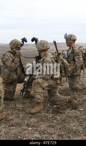 Des soldats américains affectés à la société Cobra, 2e Bataillon, 8e régiment de cavalerie, 1st Armored Brigade Combat Team, 1re Division de cavalerie communiquer avec d'autres soldats lors d'une entreprise multinationale combined arms fire live event à l'appui de la préparation de la défense de la Géorgie au programme d'entraînement de Vaziani en Géorgie, 5 décembre 2018. Le GDRP est un programme conjoint de l'armée américaine qui conseille, d'encadrer et de former le personnel et les commandants de la Géorgie en vue d'améliorer la préparation au combat. Banque D'Images
