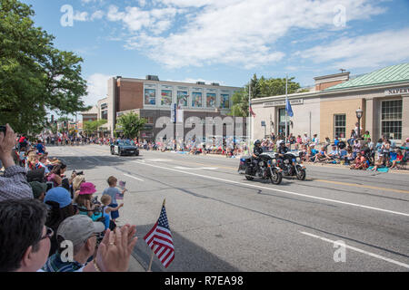 Naperville, Illinois, United States-May 29,2017 : Memorial Day Parade avec voiture de police, des motos et des spectateurs au centre-ville de Naperville, Illinois Banque D'Images
