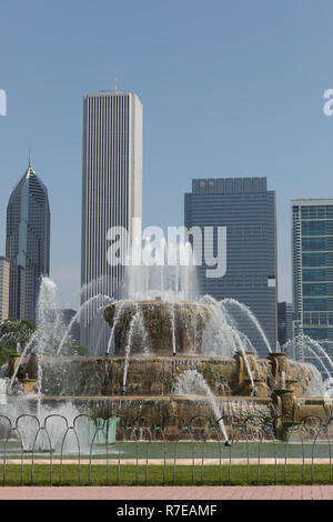 Vue sur l'horizon de Chicago de Grant Park avec fontaine de Buckingham dans l'avant-plan Banque D'Images