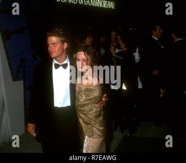 LOS ANGELES, CA - le 29 mars : l'acteur Chris O'Donnell et l'actrice Gabrielle Anwar assister à la 65e Academy Awards le 29 mars 1993, à l'Dorothy Chandler Pavilion à Los Angeles, Californie. Photo de Barry King/Alamy Stock Photo Banque D'Images