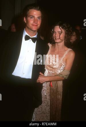 LOS ANGELES, CA - le 29 mars : l'acteur Chris O'Donnell et l'actrice Gabrielle Anwar assister à la 65e Academy Awards le 29 mars 1993, à l'Dorothy Chandler Pavilion à Los Angeles, Californie. Photo de Barry King/Alamy Stock Photo Banque D'Images