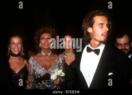 LOS ANGELES, CA - le 29 mars : actrice Sophia Loren et son fils Edoardo Ponti assiste à la 65e Academy Awards le 29 mars 1993, à l'Dorothy Chandler Pavilion à Los Angeles, Californie. Photo de Barry King/Alamy Stock Photo Banque D'Images