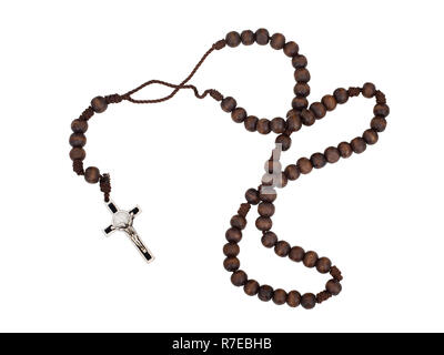 Rosaire isolé sur fond blanc. Croix chrétienne, crucifix, de perles en bois. Banque D'Images