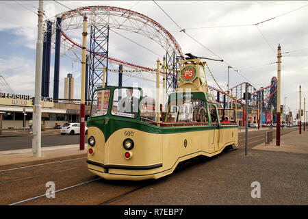 Blackpool open top tram en face de la plage de Pleasure Beach Banque D'Images