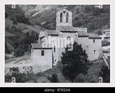 Abruzzes Teramo Carpineto della Nora Abbaye de S. Bartolomeo, c'est mon l'Italie, l'Italie Pays de l'histoire visuelle, Badia établi pour la première fois en 962, reconstruite au 12ème et 13 cents. Une vue sur l'extérieur du monument, ruines et la campagne. Architrave est ornée de différentes sortes de figures d'animaux. L'intérieur est basé sur le plan de S. Clemente un San Valentino in Abruzzo Citeriore. Il y a un relief sculptural sur les deux capitales et l'autel, représentant des animaux fantaisistes de nouveau et formes florales. Banque D'Images