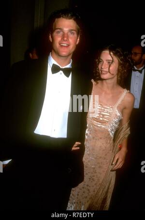 LOS ANGELES, CA - le 29 mars : l'acteur Chris O'Donnell et l'actrice Gabrielle Anwar assister à la 65e Academy Awards le 29 mars 1993, à l'Dorothy Chandler Pavilion à Los Angeles, Californie. Photo de Barry King/Alamy Stock Photo Banque D'Images