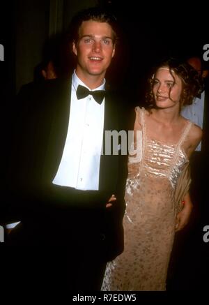 LOS ANGELES, CA - le 29 mars : l'acteur Chris O'Donnell et l'actrice Gabrielle Anwar assister à la 65e Academy Awards le 29 mars 1993, à l'Dorothy Chandler Pavilion à Los Angeles, Californie. Photo de Barry King/Alamy Stock Photo Banque D'Images