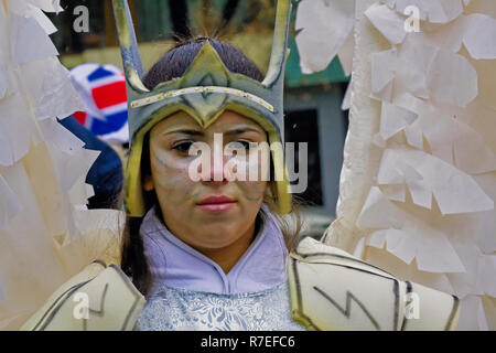 Fille dans son costume ailé pour le Festival international Surva des Jeux de la mascarade en janvier à Pernik, Bulgarie. Banque D'Images