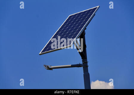 L'éclairage de rue à énergie solaire à Zheravna, Bulgarie Banque D'Images