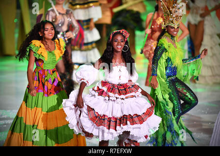 Sanya, province de Hainan en Chine. Dec 8, 2018. Les participants effectuent au cours de la danse de Miss Monde 2018 à Sanya, Chine du sud de la province de Hainan, le 8 décembre 2018. Vingt-six ans, Vanessa Ponce De Leon du Mexique a été couronnée Miss Monde, après qu'elle a gagné le dernier concours de cette année, le concours de beauté du même titre samedi soir dans la station balnéaire de Sanya, province de Hainan. Credit : Guo Cheng/Xinhua/Alamy Live News Banque D'Images