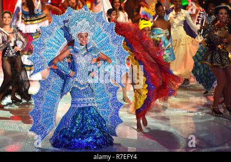 Sanya, province de Hainan en Chine. Dec 8, 2018. Les participants effectuent au cours de la danse de Miss Monde 2018 à Sanya, Chine du sud de la province de Hainan, le 8 décembre 2018. Vingt-six ans, Vanessa Ponce De Leon du Mexique a été couronnée Miss Monde, après qu'elle a gagné le dernier concours de cette année, le concours de beauté du même titre samedi soir dans la station balnéaire de Sanya, province de Hainan. Credit : Guo Cheng/Xinhua/Alamy Live News Banque D'Images