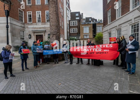 Londres, Royaume-Uni. 8 décembre 2018. Rencontrez des manifestants à Maison de l'Europe pour protester contre l'absence d'action sur les migrants et les réfugiés africains d'être vendus ou détenus contre leur volonté en Libye par les terroristes et djihadistes financés par l'UE et d'autres. Dec 8, 2018. Ils ont marché pour protester contre le Foreign & Commonwealth Office, disant que le Royaume-Uni n'avait pas réussi à faire quoi que ce soit à l'aide parce que les victimes étaient africains, puis s'est arrêté brièvement à Downing St sur le chemin de l'ambassade de Libye. Peter Marshall IMAGESLIVE Crédit : Peter Marshall/IMAGESLIVE/ZUMA/Alamy Fil Live News Banque D'Images