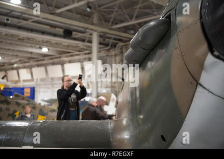 Londres, Royaume-Uni. 8 Décembre, 2018. Pour célébrer les 100 ans depuis la formation de la RAF, RAF Museum London offrent aux visiteurs la dernière possibilité d'examiner plus à l'intérieur de 14 postes de pilotage et les véhicules de la collection du Musée de la RAF dont un WW2 Hawker Hurricane, photographié par un visiteur. Credit : Malcolm Park/Alamy Live News. Banque D'Images