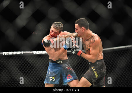 Toronto, Ontario, Canada. 9Th Mar, 2018. Featherweight BRIAN ORTEGA se connecte d'un poinçon à face de MAX HOLLOWAY lors de l'UFC 231 au centre de la Banque Scotia à Toronto. Crédit : Igor/Vidyashev ZUMA Wire/Alamy Live News Banque D'Images