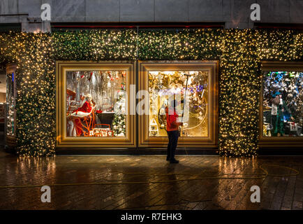 La ville de Cork, Cork, Irlande. 09 Décembre, 2018. James Downey, lave-glace nettoyage Route de Blarney afficher la fenêtre principale au début de la matinée avant l'arrivée des acheteurs de Noël au magasin Brown Thomas sur Patrick Street, Cork, Irlande Banque D'Images