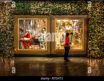 La ville de Cork, Cork, Irlande. 09 Décembre, 2018. James Downey, lave-glace nettoyage Route de Blarney afficher la fenêtre principale au début de la matinée avant l'arrivée des acheteurs de Noël au magasin Brown Thomas sur Patrick Street, Cork, Irlande Banque D'Images