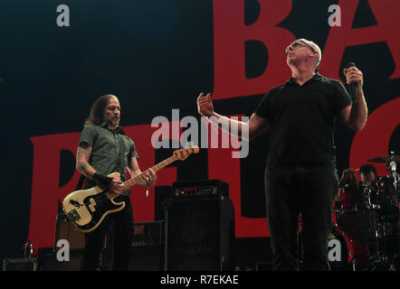 Californie, USA. 8e Dec 2018. Jay Bentley, Greg Graffin de Bad Religion sur scène pendant l'Absolut KROQ effectue près de Noël 2018 Acoustique au Forum le 8 décembre 2018 à Inglewood, Californie. Photo : imageSPACE/MediaPunch MediaPunch Crédit : Inc/Alamy Live News Banque D'Images