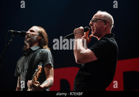 Californie, USA. 8e Dec 2018. Jay Bentley, Greg Graffin de Bad Religion sur scène pendant l'Absolut KROQ effectue près de Noël 2018 Acoustique au Forum le 8 décembre 2018 à Inglewood, Californie. Photo : imageSPACE/MediaPunch MediaPunch Crédit : Inc/Alamy Live News Banque D'Images